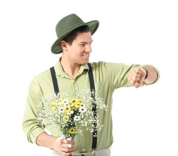 一个英俊的男人 戴着一束鲜花 望着白底手表 — 图库照片