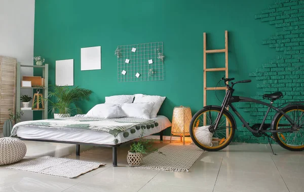 Interior Del Dormitorio Moderno Con Bicicleta —  Fotos de Stock