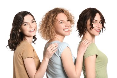 Beyaz arka planda güzel kısa saçlı genç kadınlar.