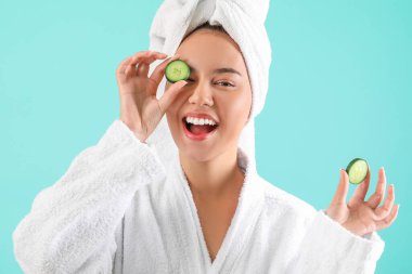 Renkli salatalık dilimleri olan güzel bir Afro-Amerikalı kadın.