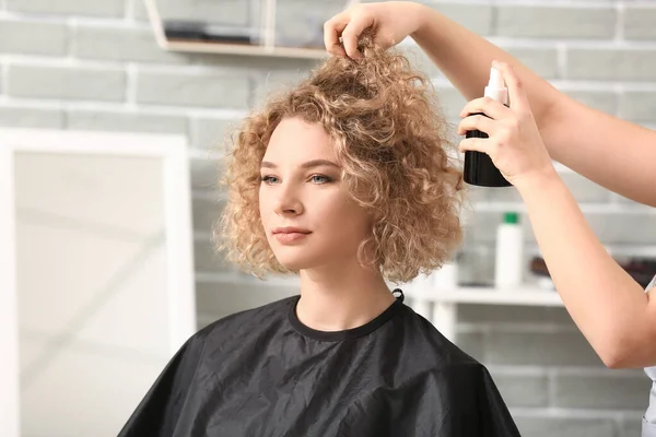Professioneller Friseur Arbeitet Mit Klient Schönheitssalon — Stockfoto