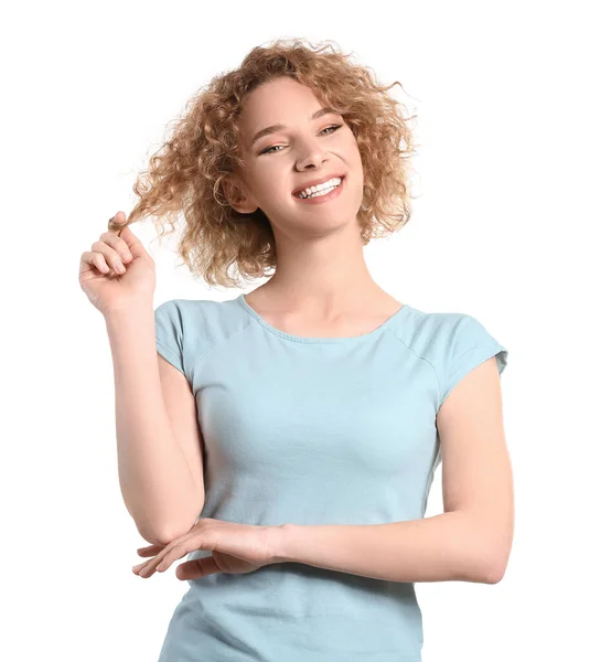 Junge Frau Mit Schönen Kurzen Lockigen Haaren Auf Weißem Hintergrund — Stockfoto