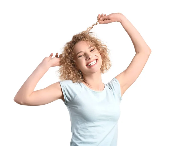 Junge Frau Mit Schönen Kurzen Lockigen Haaren Auf Weißem Hintergrund — Stockfoto
