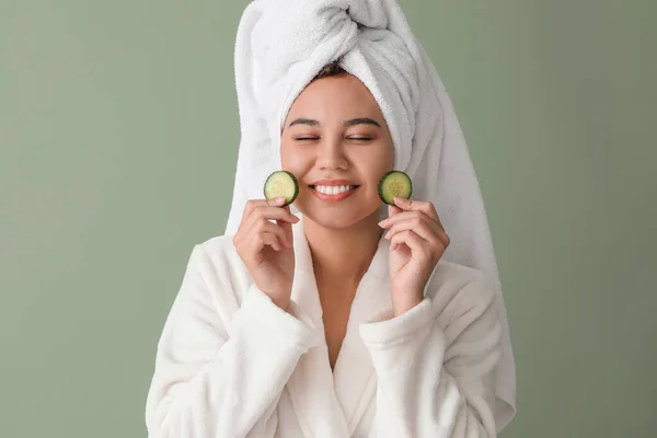 Beautiful Young African American Woman Cucumber Slices Color Background — Stock Photo, Image