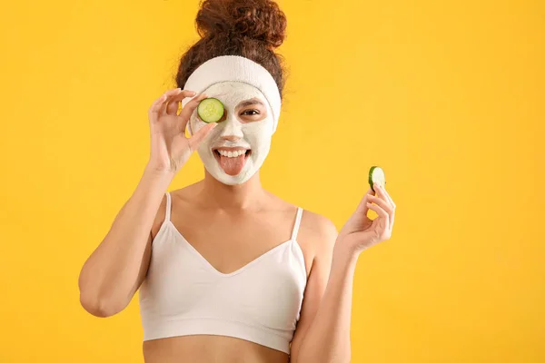 Linda Jovem Afro Americana Com Fatias Pepino Máscara Facial Fundo — Fotografia de Stock