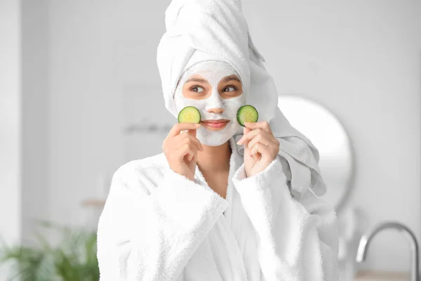 Mooie Jonge Afro Amerikaanse Vrouw Met Komkommer Plakken Gezichtsmasker Badkamer — Stockfoto