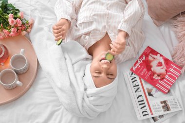 Genç ve güzel Afro-Amerikan bir kadının evde cildiyle ilgilendiği bir sabah.