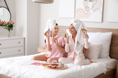 Güzel genç kadınlar evde ciltleriyle ilgileniyorlar.