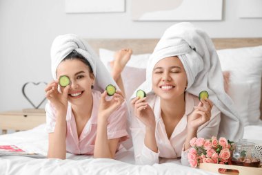 Güzel genç kadınlar evde ciltleriyle ilgileniyorlar.