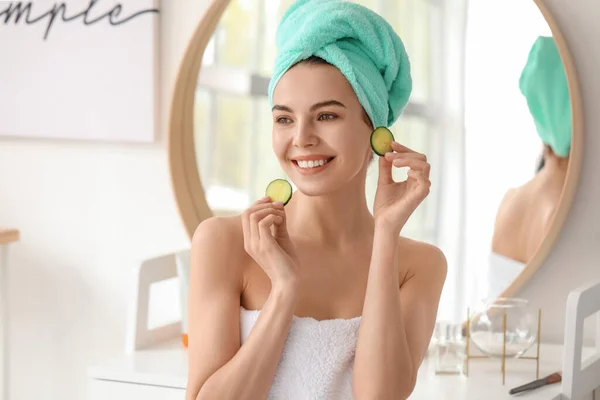 Hermosa Mujer Joven Con Rodajas Pepino Baño — Foto de Stock