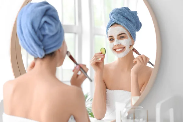 Schöne Junge Frau Kümmert Sich Badezimmer Ihre Haut — Stockfoto
