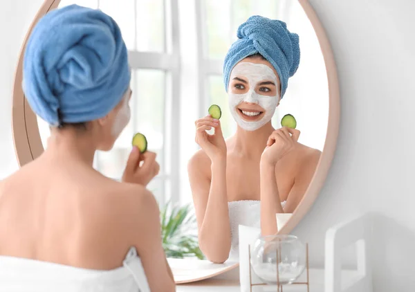 Mulher Bonita Cuidando Sua Pele Banheiro — Fotografia de Stock