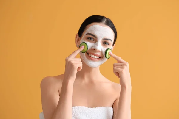 Hermosa Mujer Joven Con Rodajas Pepino Máscara Facial Fondo Color —  Fotos de Stock