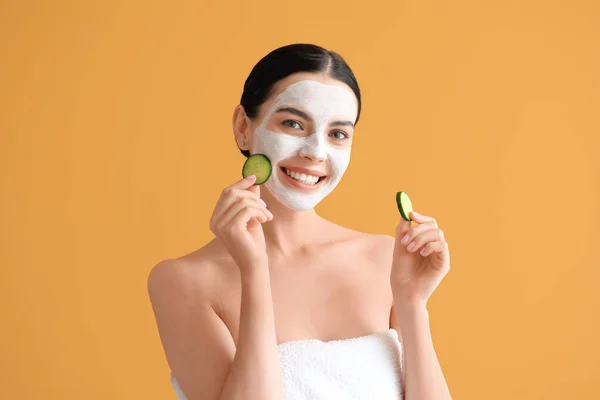 Hermosa Mujer Joven Con Rodajas Pepino Máscara Facial Fondo Color —  Fotos de Stock