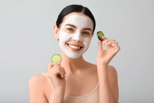 Mulher Bonita Com Fatias Pepino Máscara Facial Fundo Claro — Fotografia de Stock