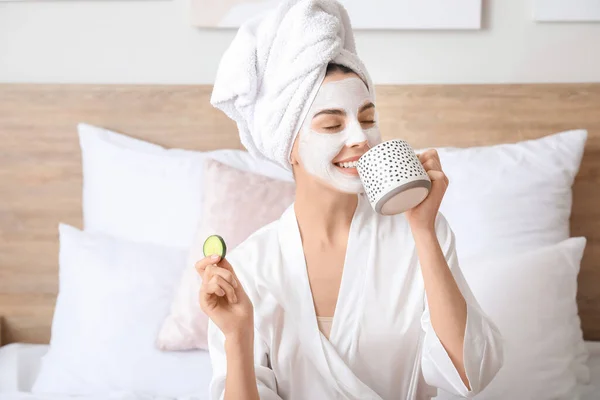 Ochtend Van Mooie Jonge Vrouw Verzorgen Van Haar Huid Thuis — Stockfoto