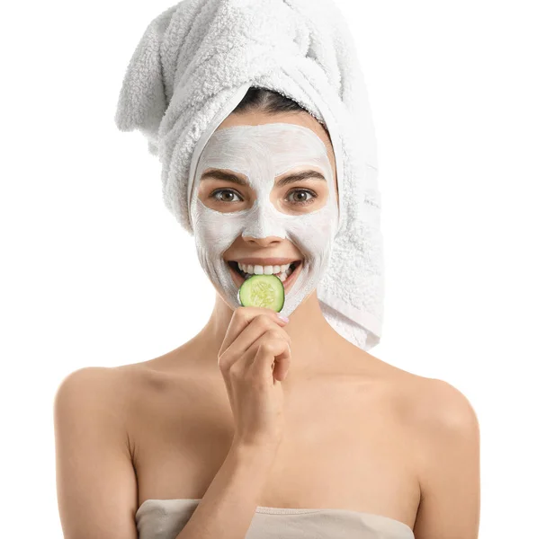 Schöne Junge Frau Mit Gurkenscheibe Und Gesichtsmaske Auf Weißem Hintergrund — Stockfoto