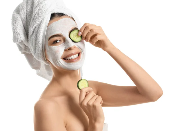 Mooie Jonge Vrouw Met Komkommer Plakken Gezichtsmasker Witte Achtergrond — Stockfoto