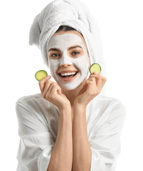 Mooie Jonge Vrouw Met Komkommer Plakken Gezichtsmasker Witte Achtergrond — Stockfoto