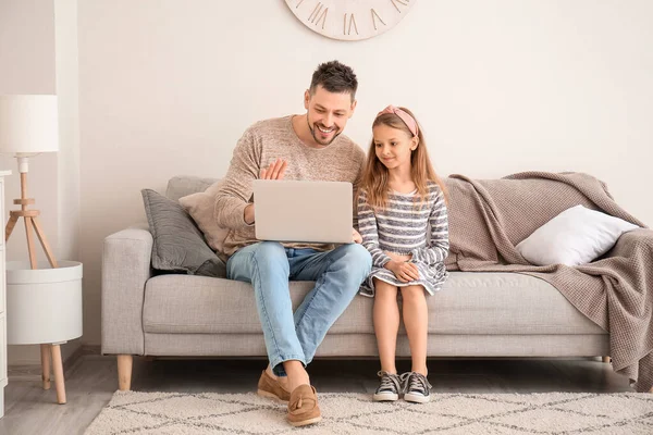 Father Little Daughter Video Chatting Home — Stock Photo, Image