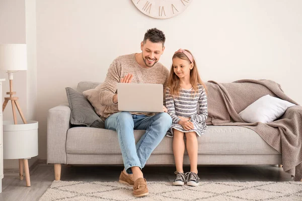 Pai Com Filhinha Vídeo Conversando Casa — Fotografia de Stock