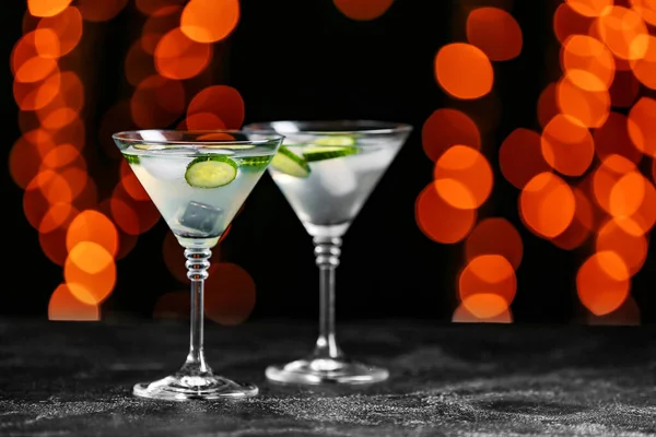 Óculos Martini Pepino Saboroso Fundo Escuro Com Luzes Embaçadas — Fotografia de Stock