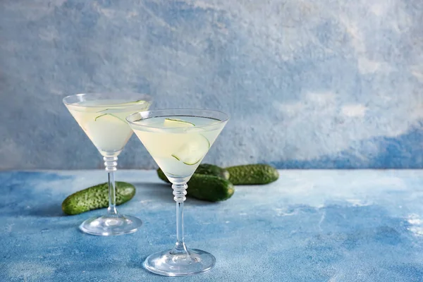 Egy Üveg Finom Uborka Martini Asztalon — Stock Fotó