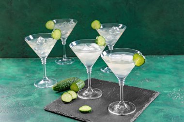 Masada bir bardak lezzetli salatalık martini.