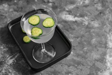 Masada bir bardak lezzetli salatalık martini.