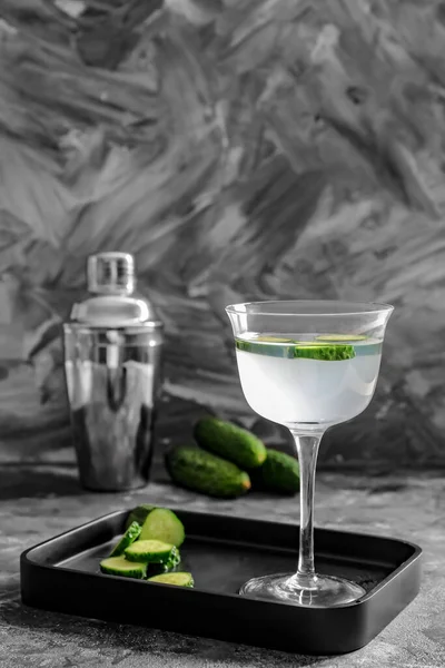 Ein Glas Leckere Gurken Martini Und Shaker Auf Dem Tisch — Stockfoto
