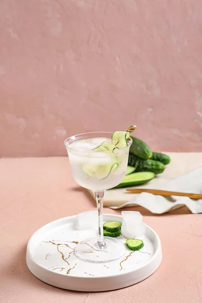 Szklanka Smacznego Ogórkowego Martini Stole — Zdjęcie stockowe