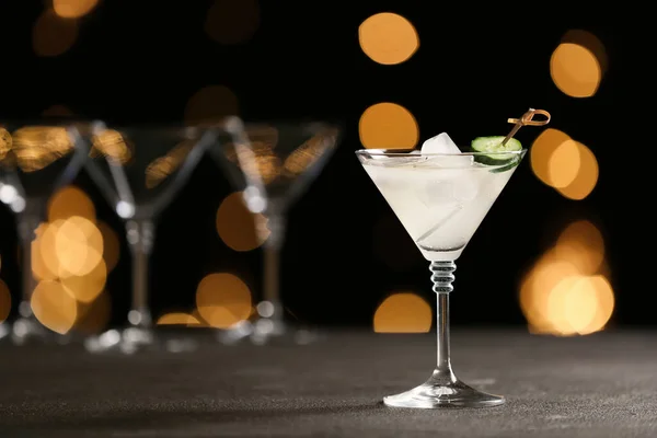Glas Leckerer Gurken Martini Auf Dunklem Hintergrund — Stockfoto