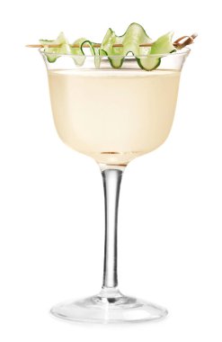 Beyaz arka planda bir bardak lezzetli salatalık martini.