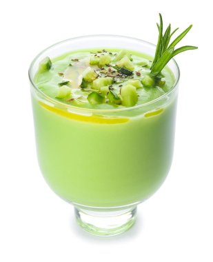 Beyaz arka planda soğuk salatalık çorbası.