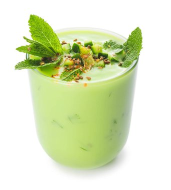 Beyaz arka planda soğuk salatalık çorbası.