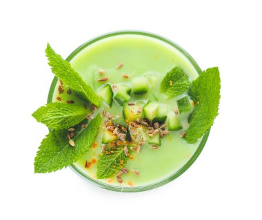 Beyaz arka planda soğuk salatalık çorbası.