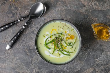 Koyu arkaplanda soğuk salatalık çorbası ile kase