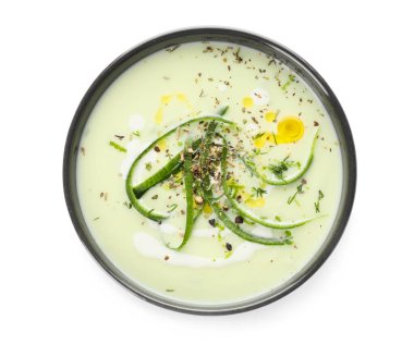 Beyaz arka planda soğuk salatalık çorbası ile kase