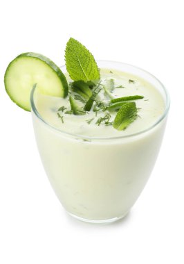 Beyaz arka planda soğuk salatalık çorbası.