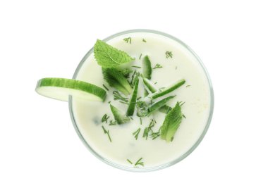 Beyaz arka planda soğuk salatalık çorbası.