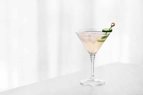 Vaso Sabroso Martini Pepino Mesa — Foto de Stock