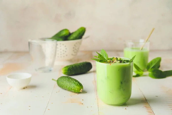 Copa Con Sopa Pepino Frío Mesa — Foto de Stock