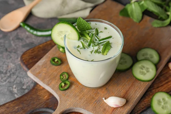 Verre Avec Soupe Concombre Froid Sur Table — Photo