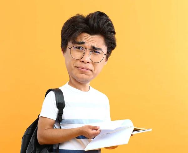 Stressé Mâle Asiatique Étudiant Avec Grande Tête Sur Fond Couleur — Photo