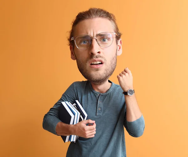 Estudante Masculino Estressado Com Cabeça Grande Fundo Cor — Fotografia de Stock