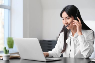 Ofiste çalışan güzel Asyalı sekreter.