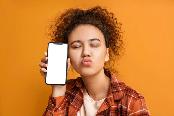 Mooie Jonge Afro Amerikaanse Vrouw Met Mobiele Telefoon Kleur Achtergrond — Stockfoto