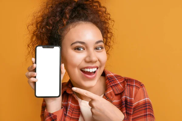 Vacker Ung Afro Amerikansk Kvinna Med Mobiltelefon Färg Bakgrund — Stockfoto