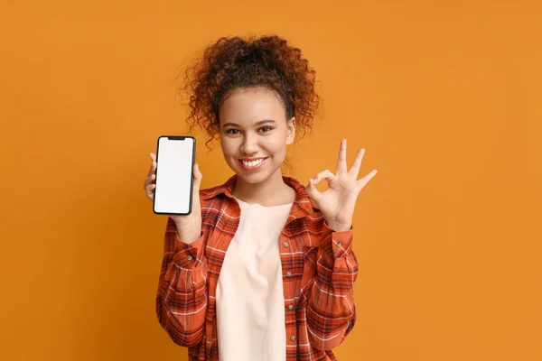 Mooie Jonge Afro Amerikaanse Vrouw Met Mobiele Telefoon Tonen Kleur — Stockfoto
