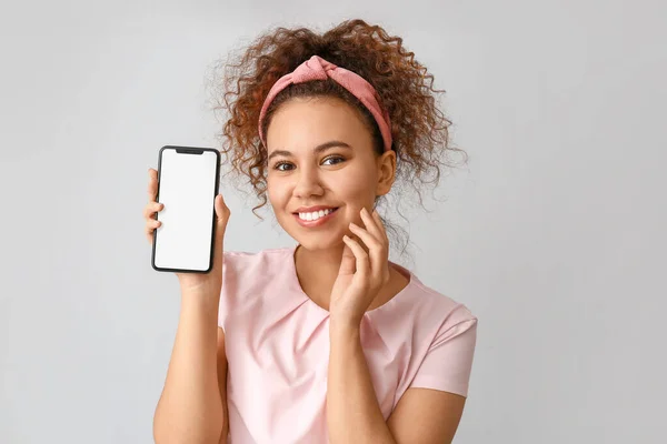 Mooie Jonge Afro Amerikaanse Vrouw Met Mobiele Telefoon Grijze Achtergrond — Stockfoto